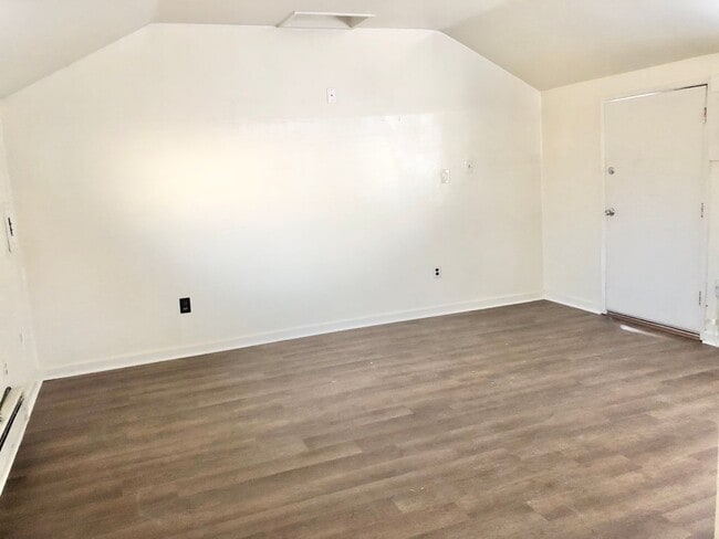 Building Photo - 548 W 4th Ave