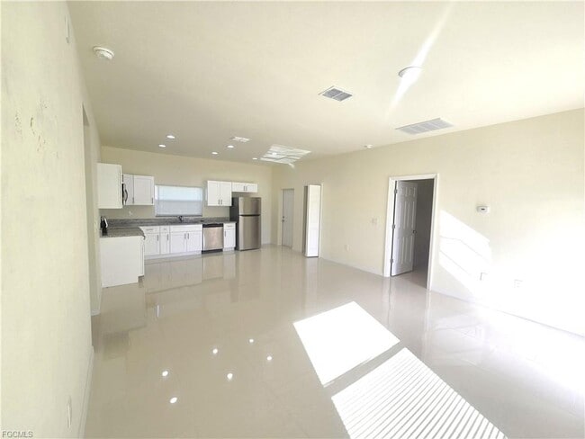 Building Photo - 324 Mangonia Ave