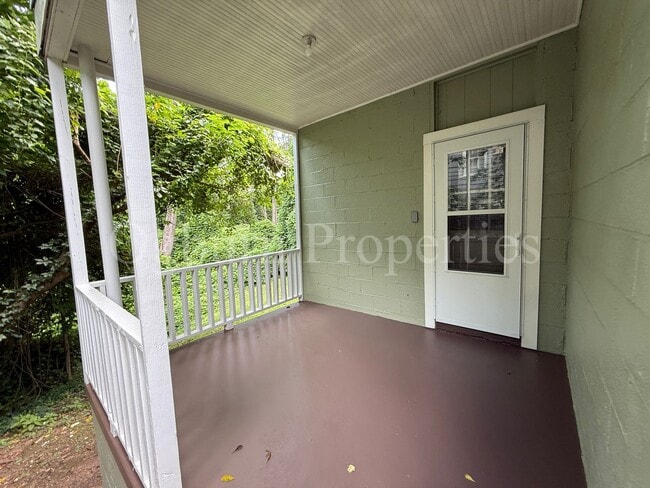 Building Photo - 2403 Lyndhurst Ave