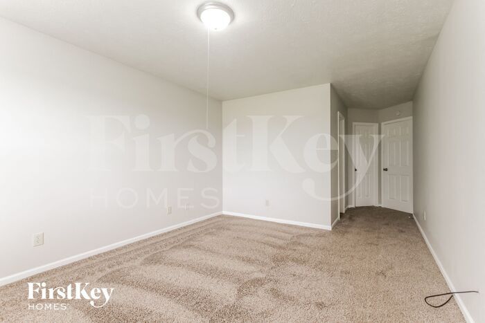 Building Photo - 2215 Rolling Oak Dr