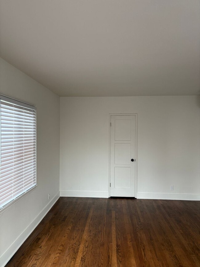 Building Photo - Ballard Beauty, 2 bed 2 bath Remodel with two entrances.