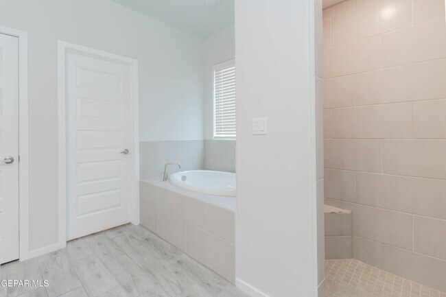 Building Photo - 12832 Haxby St