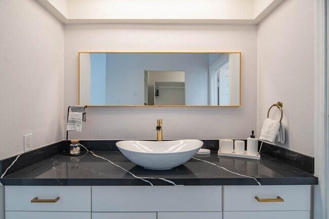 Building Photo - 10615 N 63rd Dr
