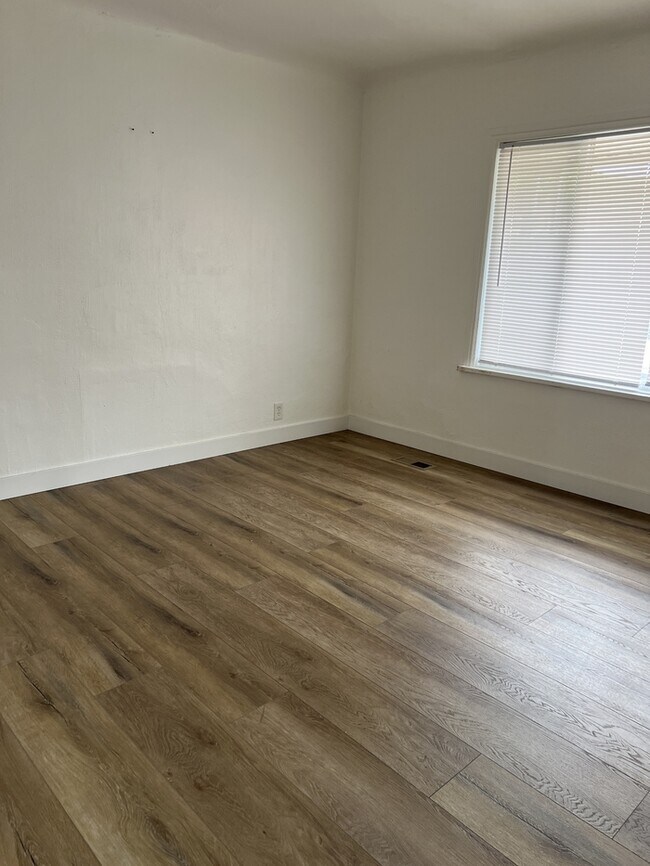 Building Photo - 83 E Pinehurst St