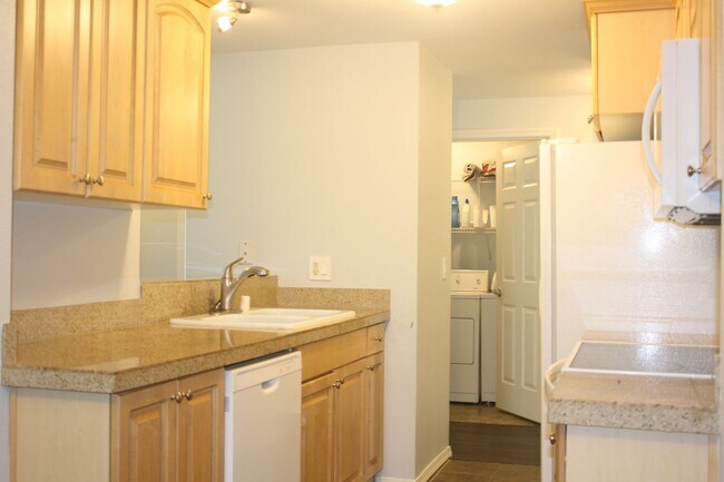 Building Photo - Top Floor 3 bdrm Mill Creek Country Club Condo Rental. Private back deck to nature reserve. Swim ...