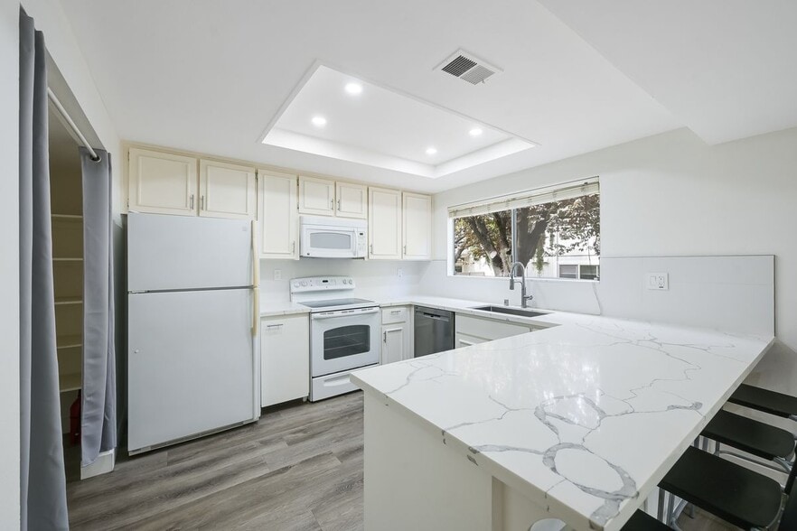 Building Photo - 16 Salvatore Dr