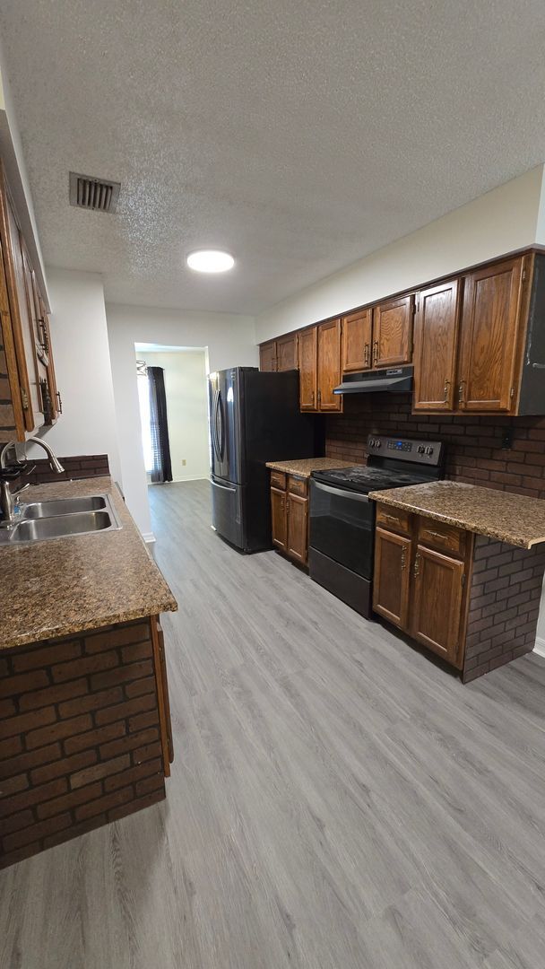 Building Photo - 2 Bed, 1.5 Bath private backyard
