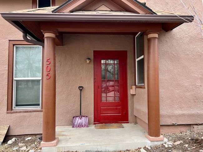 Building Photo - Charming 2 Bed 1 Bath Duplex Located in the Mansion District!