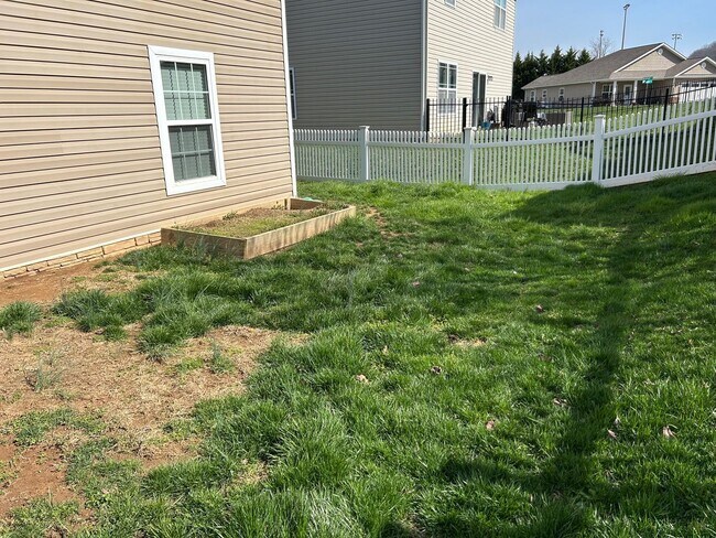 Building Photo - 3 Bedroom/2.5 Bath Home Kingsport, TN