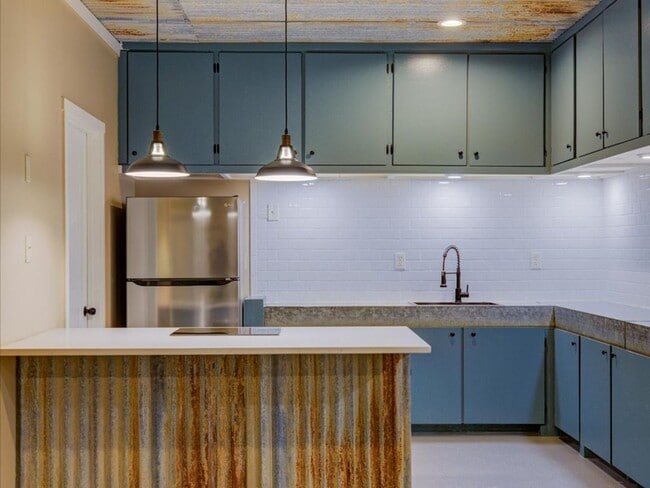 Building Photo - Studio. PROMO $400.OFF FULL MONTHS RENT! . Utilities included!!!