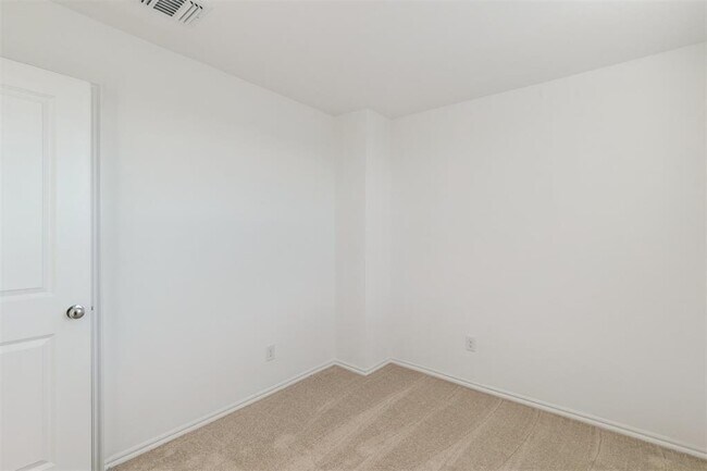 Building Photo - 14910 Parkway Center Ave