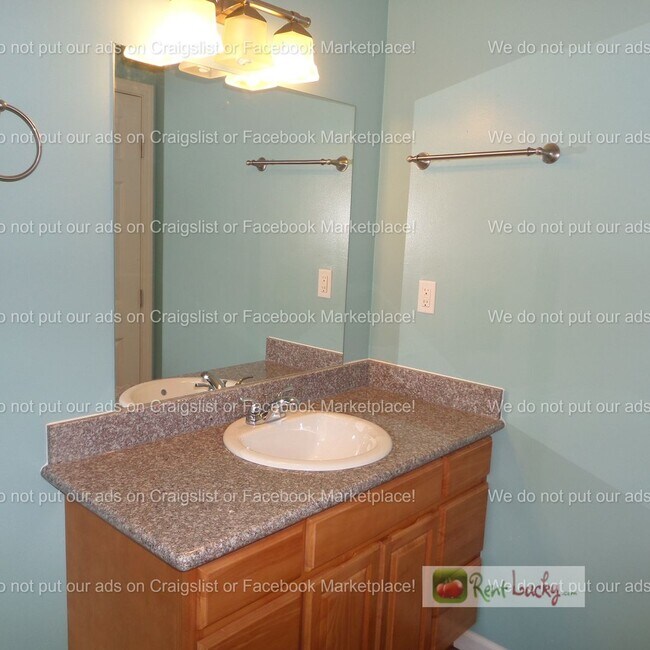 Building Photo - Cool & HUGE 5-Bedroom Home in Des Moines with Large Detached Shop/Garage!!