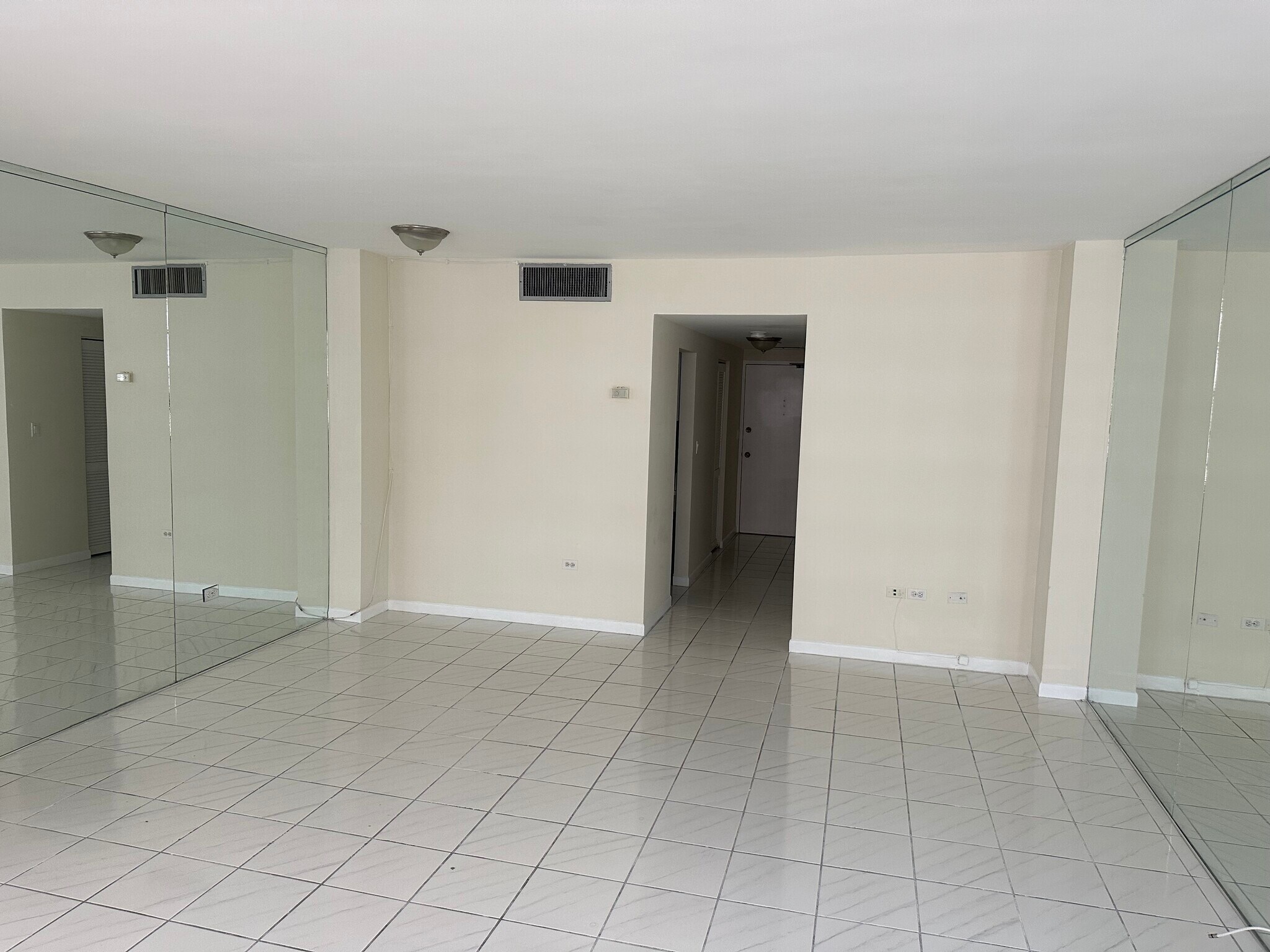 Building Photo - 999 Brickell Bay Dr