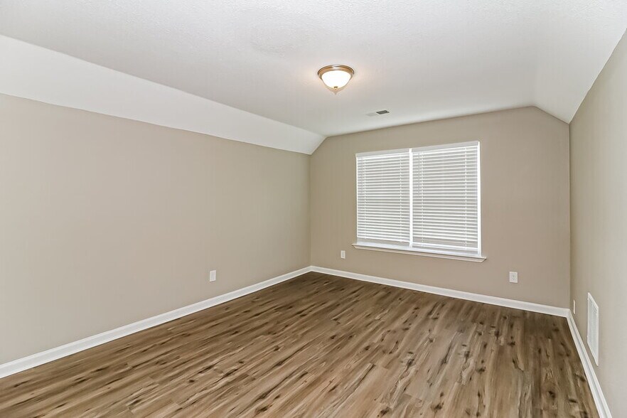 Building Photo - 9864 White Poplar Dr