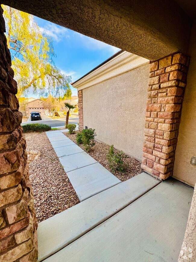 Building Photo - Gorgeous 3 Bed 2 Bath Single Story in Sole...