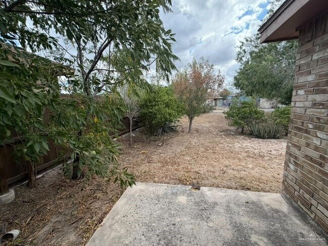 Building Photo - 2037 W Diaz Ave