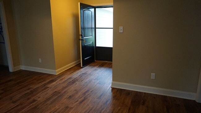 Building Photo - Beautiful and convenient