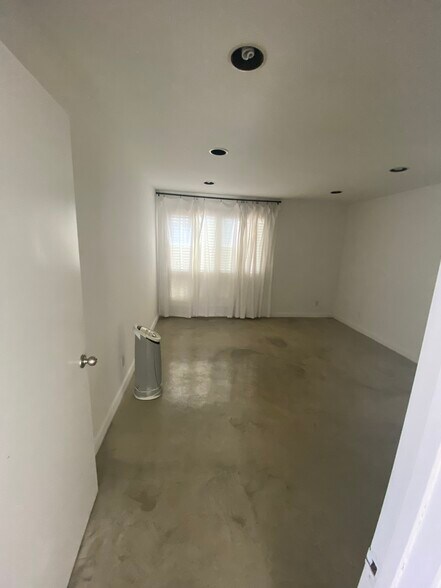 Building Photo - 313 Ocean Front Walk