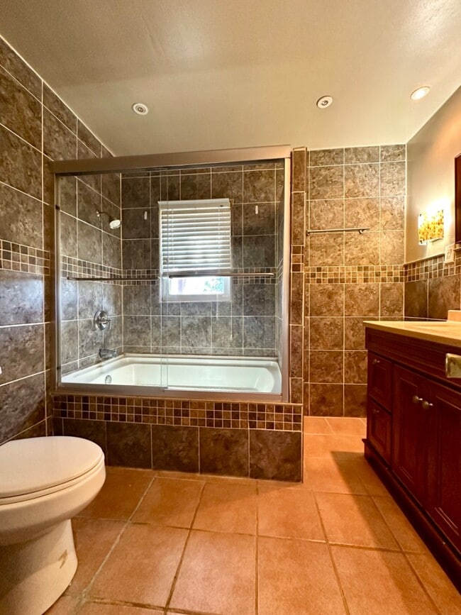 Building Photo - 4219 E 68th Terrace