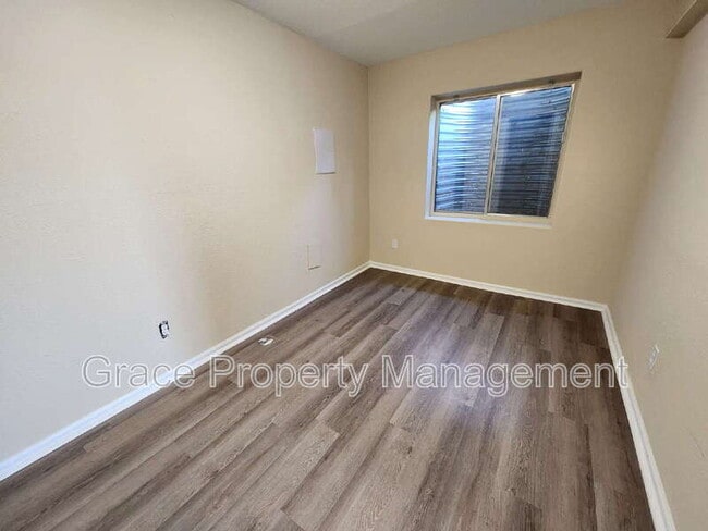 Building Photo - 553 Arbor Dr