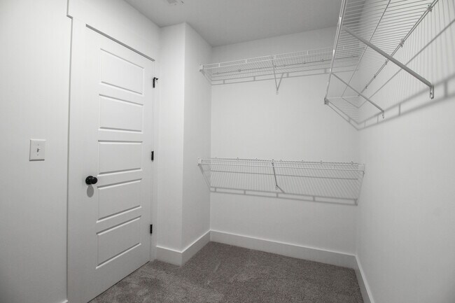 Building Photo - 2036 Warbler Dr