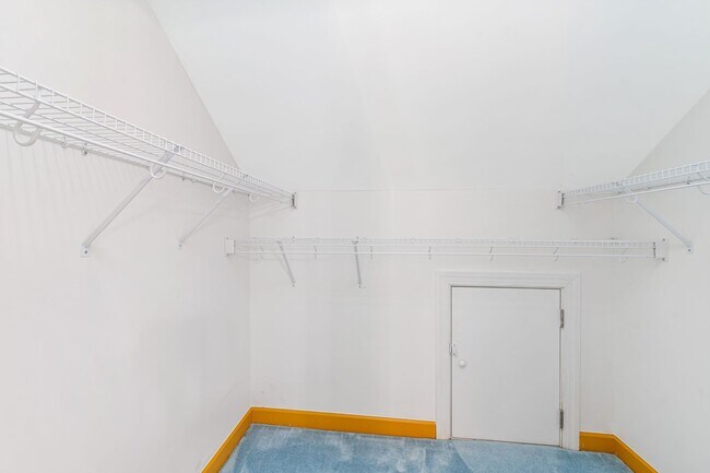 Building Photo - Exceptional 5-Bedroom Residence in the Hea...