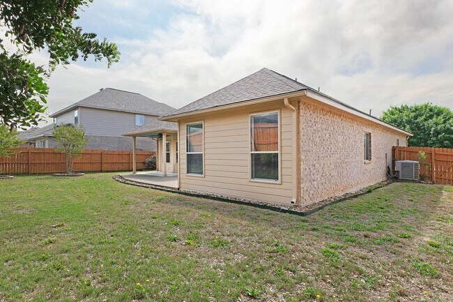 Building Photo - Boerne, TX -Gorgeous home in Kendall County Estates