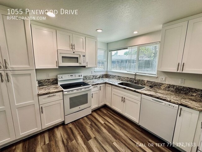 Building Photo - 1055 Pinewood Dr