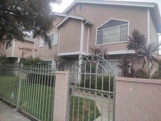 Building Photo - 4111 Poplar St