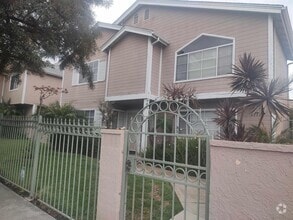 Building Photo - 4111 Poplar St