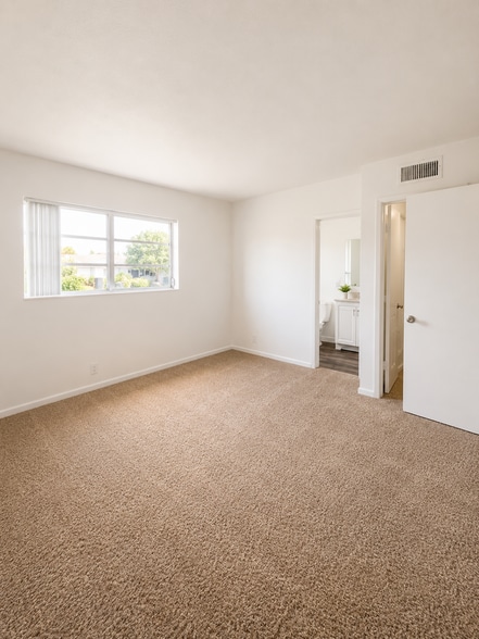 Building Photo - 374 Sunshine Dr