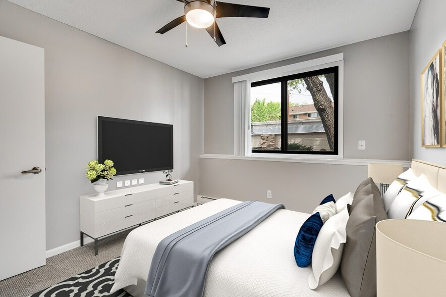 Building Photo - Garden Oaks