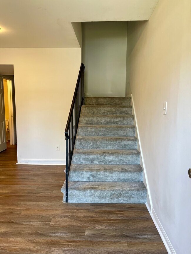 Building Photo - Spacious 3 bedroom condo