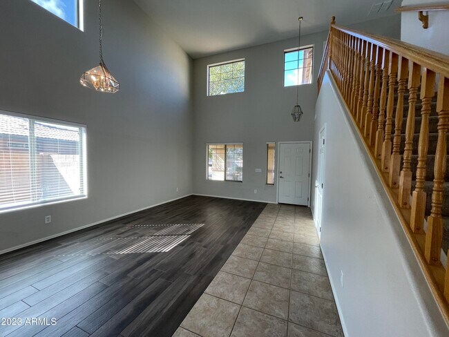 Building Photo - 3517 E Crescent Way