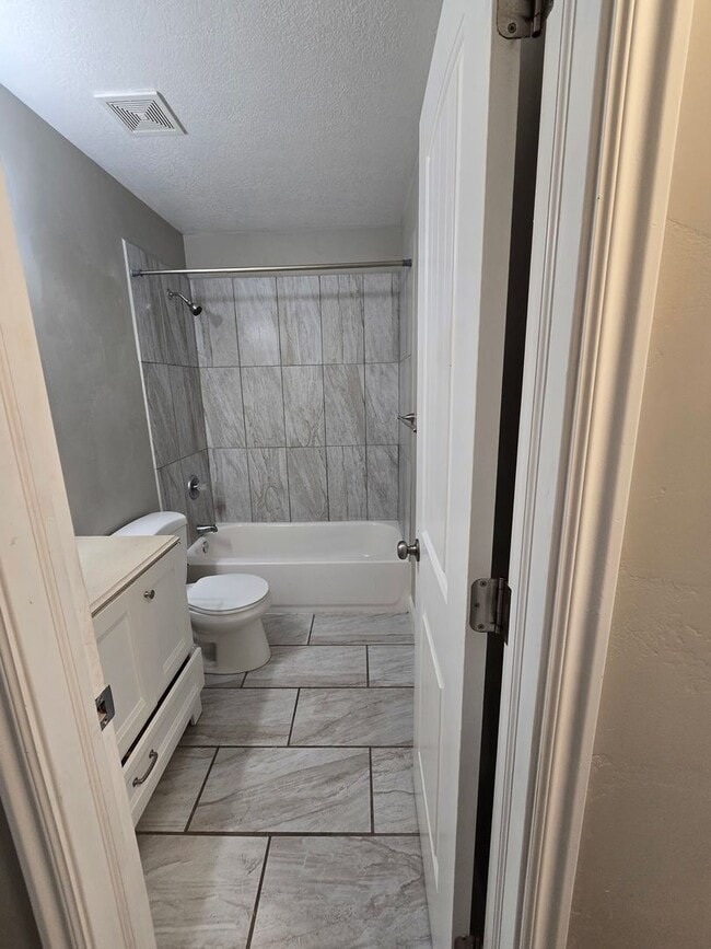 Building Photo - Pet Friendly 3 bedroom townhouse