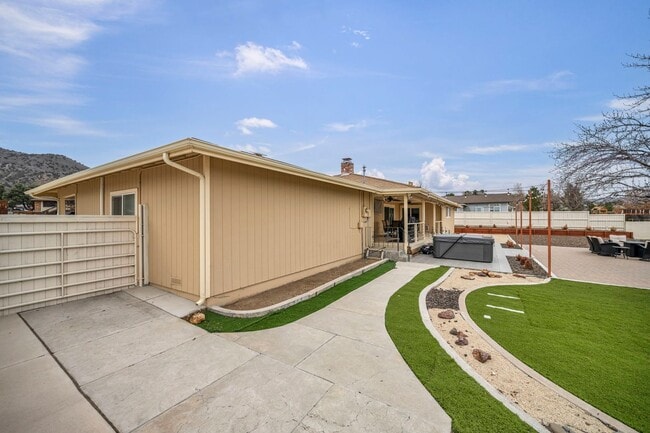 Building Photo - FULLY FURNISHED MOUNTAIN VIEW RETREAT with HOT TUB, RV PARKING & NO HOA