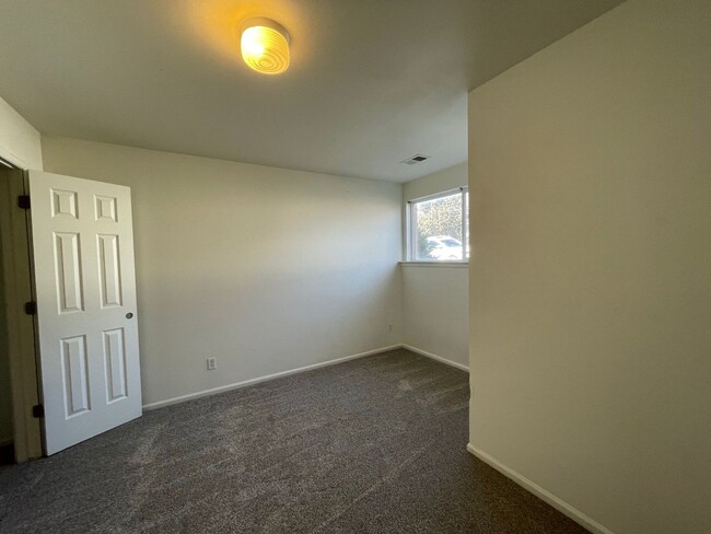 Building Photo - Charming 2 bedroom 1.5 bath in the heart o...