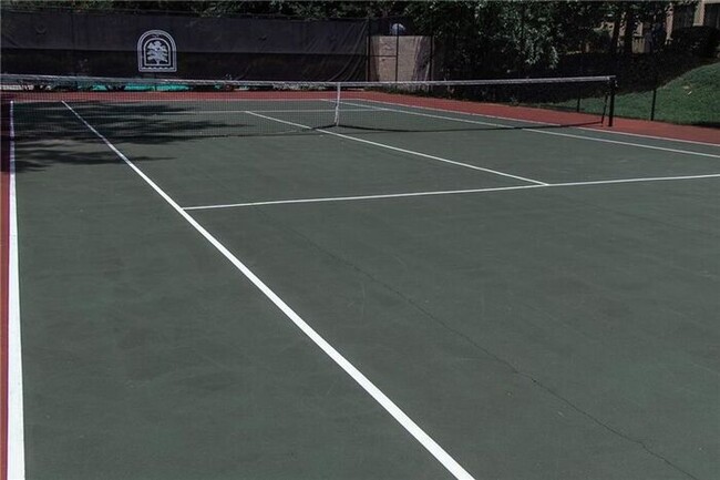 Building Photo - Rare Cross Creek 2 Bedroom-2.5 Bathroom Townhouse, Available NOW!