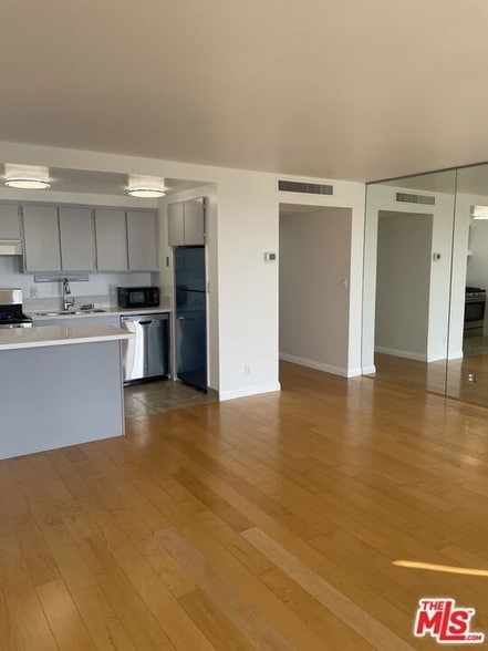 Building Photo - 800 W 1st St