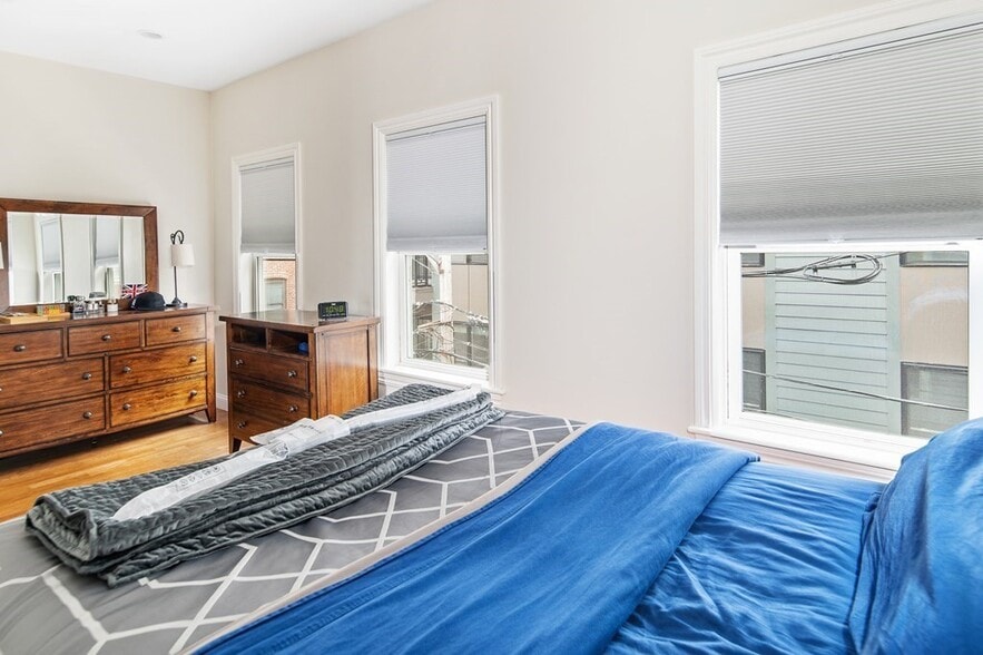 Building Photo - 323 Athens St