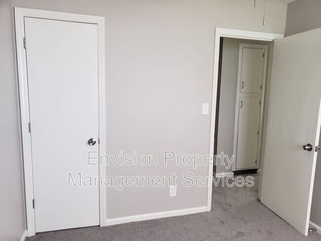 Building Photo - 8577 Pineview Ln