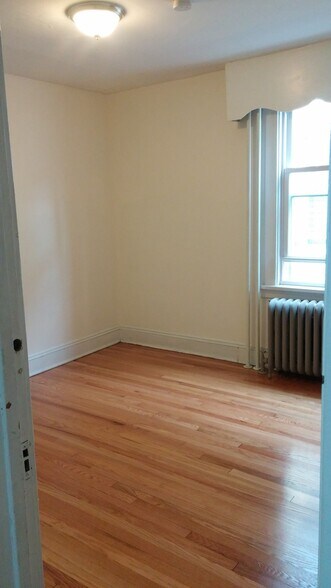 bedroom - 552 Park Ave