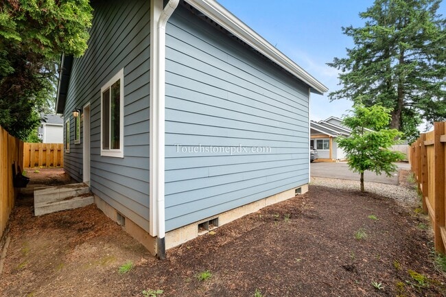Building Photo - 826 SE 155th Ave