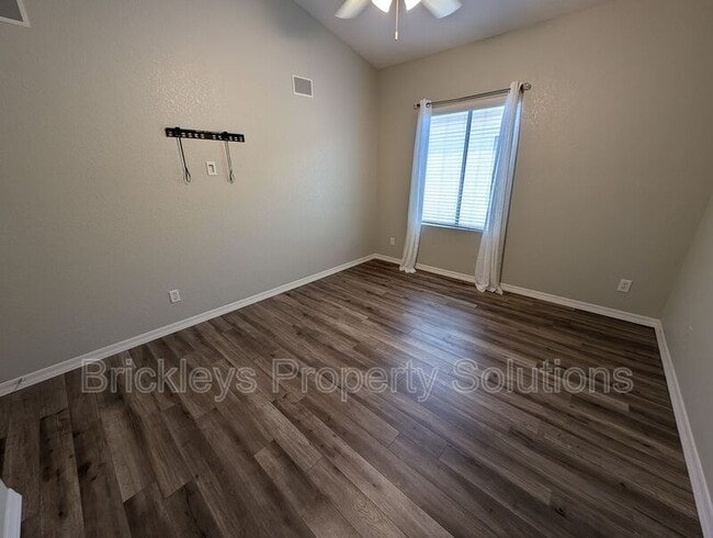 Building Photo - 9213 E Wood Dr