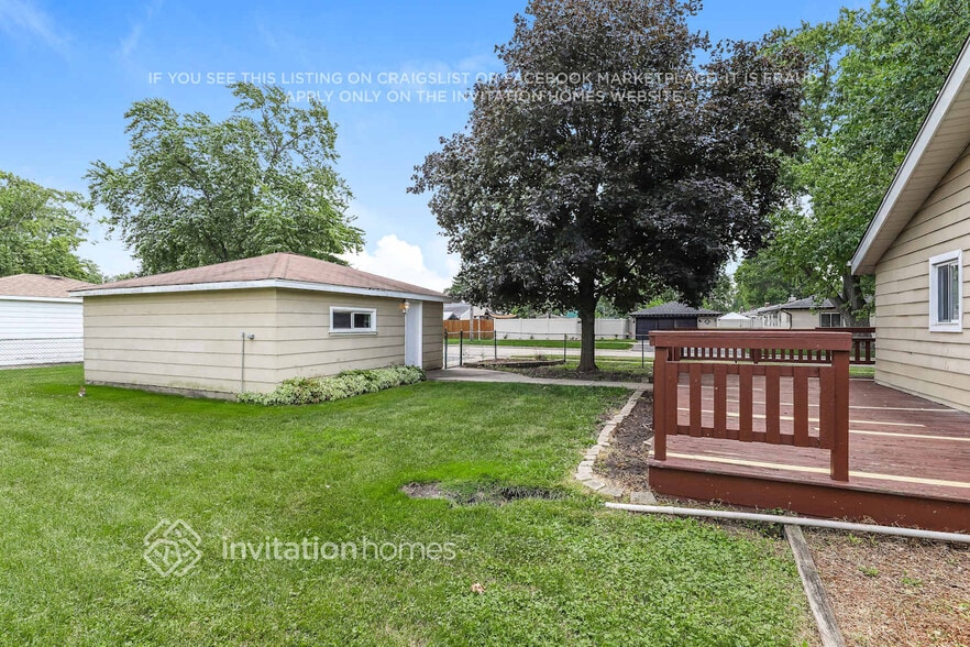 Building Photo - 611 N Biermann Ave