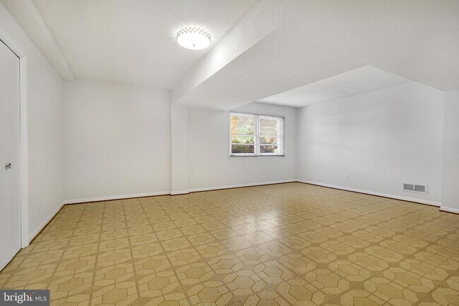 Building Photo - 6220 Robinwood Rd