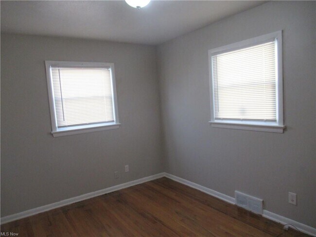 Building Photo - 535 Heather Ln