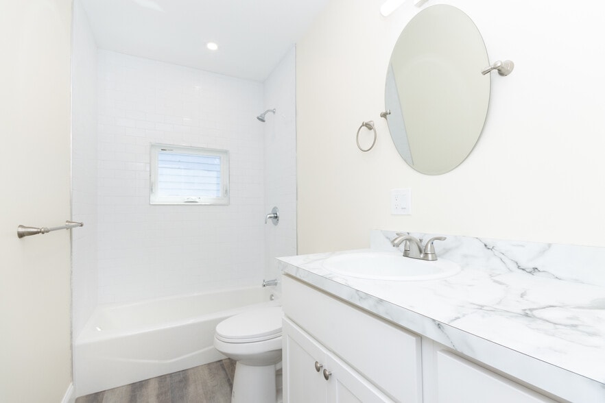 Building Photo - 2 French Ter