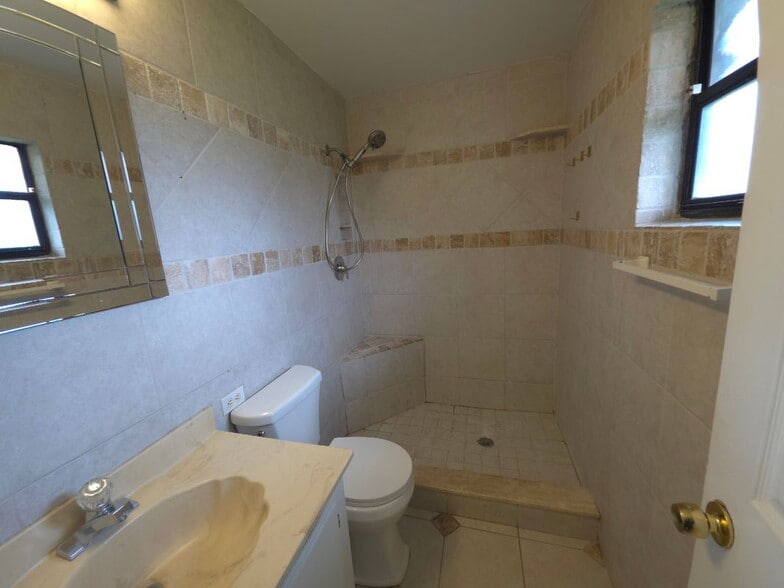 Building Photo - 901 Colonial Ave SE