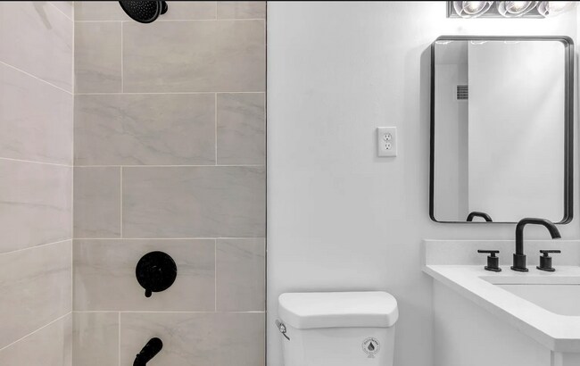 Building Photo - 2919 Normandy Dr